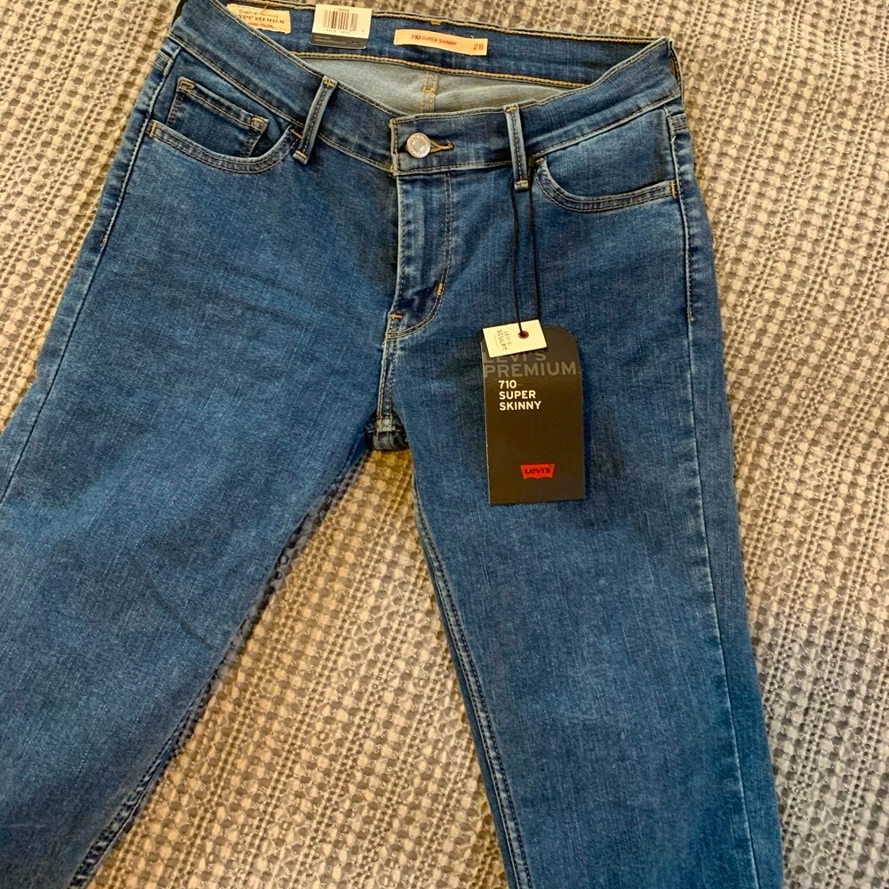 Levi’s women’s Mid rise skinny stretch jeans size 28